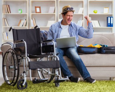 Pasif adam dizüstü bilgisayarla internetten seyahat rezervasyonu