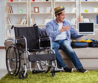 Pasif adam dizüstü bilgisayarla internetten seyahat rezervasyonu