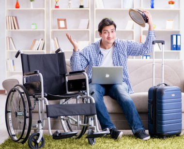 Pasif adam dizüstü bilgisayarla internetten seyahat rezervasyonu