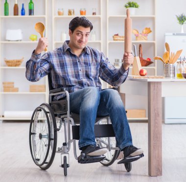 Patenli genç aşçı hamur yemeği hazırlıyor