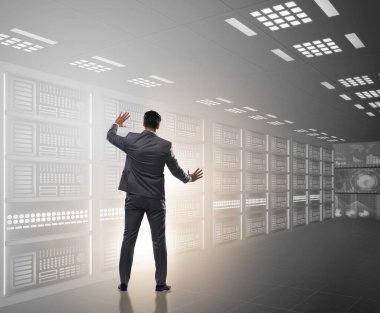 İş adamıyla büyük veri yönetimi kavramı