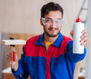 Yooung marangoz boyayla uğraşıyor.