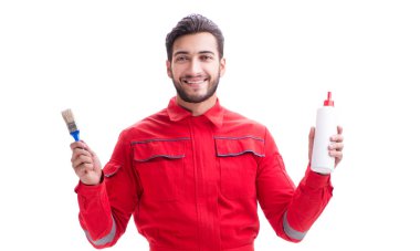 Boya yapıştırıcısı ve fırçası olan genç bir tamirci.