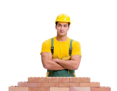 Yakışıklı inşaat işçisi tuğla duvar inşa ediyor.