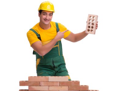 Yakışıklı inşaat işçisi tuğla duvar inşa ediyor.