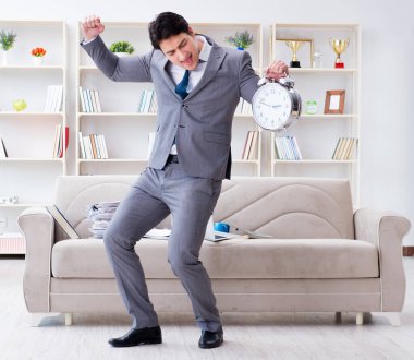 İş adamı teslim tarihine yetiştiği için mutlu