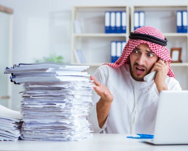 Ofiste çalışan Arap işadamı bir Pi ile evrak işi yapıyor.