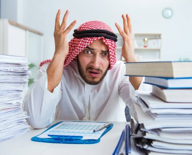 Ofiste çalışan Arap işadamı bir Pi ile evrak işi yapıyor.