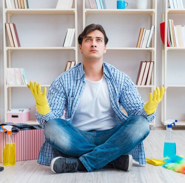 Adam evi temizliyor.