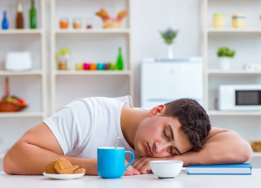 Fazla mesai sonrası kahvaltıda uyuyan bir adam.