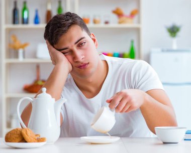 Fazla mesai sonrası kahvaltıda uyuyan bir adam.