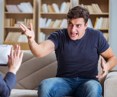 Hasta muayene için psikiyatriste gidiyor.