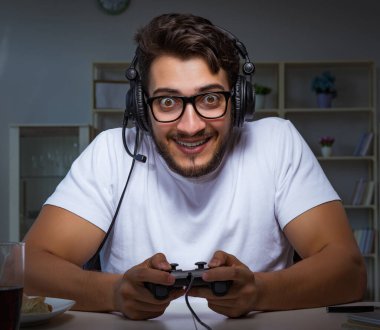 Genç adam ofiste saatlerce oyun oynuyor.