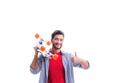 Beyaz kaykaylı genç bir kaykaycı.