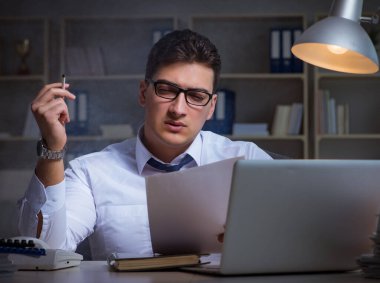 Stres altındaki iş adamı ofiste sigara içiyor