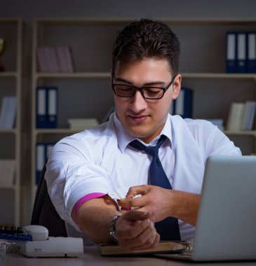 İşadamı uyuşturucudan geç saatlere kadar ofiste kalıyor.