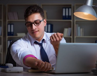 İşadamı uyuşturucudan geç saatlere kadar ofiste kalıyor.