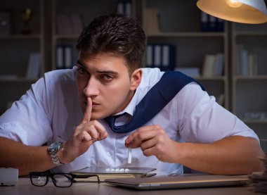 İşadamı uyuşturucudan geç saatlere kadar ofiste kalıyor.