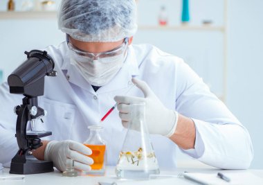 Laboratuvarda parfüm karıştıran bir kimyager.