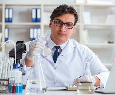Genç araştırmacı bilim adamı bir su testi kirliliği araştırması yapıyor.