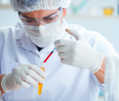 Doktor hastaların idrarını tıbbi amaçlar için test ediyor.