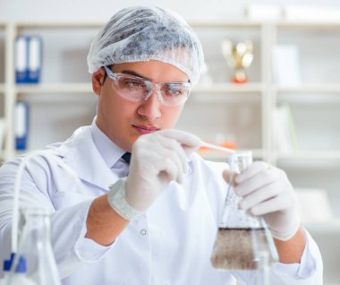 Genç araştırmacı bilim adamı bir su testi kirliliği araştırması yapıyor.