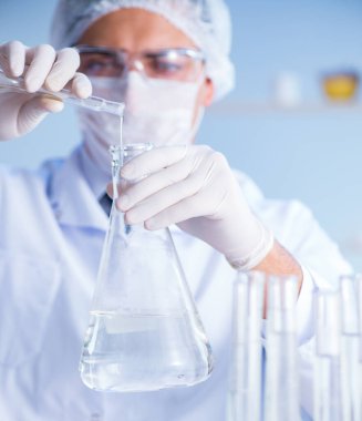 Bir laboratuarda deney yapan kadın bir bilim adamı.