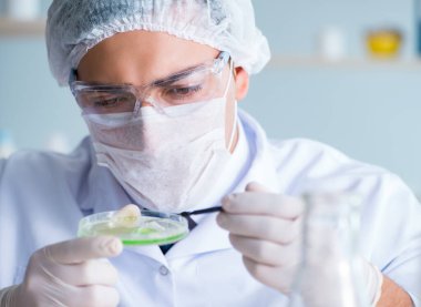 Bir laboratuarda deney yapan kadın bir bilim adamı.