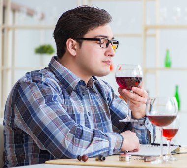 Profesyonel şarap garsonu kırmızı şarap tadıyor.