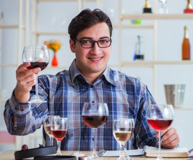 Profesyonel şarap garsonu kırmızı şarap tadıyor.