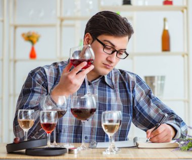 Profesyonel şarap garsonu kırmızı şarap tadıyor.