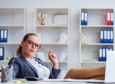 Masadaki ofiste çalışan iş kadını.