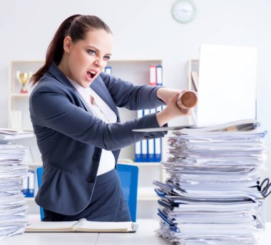 Ofisinde beysbol sopası olan kızgın iş kadını.