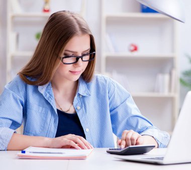 Evde sınava hazırlanan genç kız öğrenci.