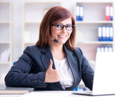 Müşterilerle çalışan çağrı merkezi operatörü