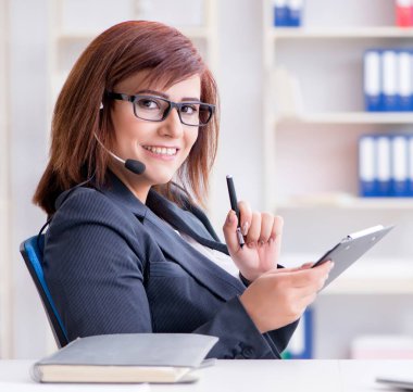 Müşterilerle çalışan çağrı merkezi operatörü