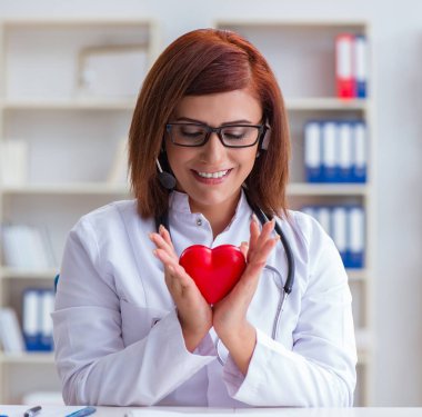 Teletıp tıp konseptinde kalp doktoru.