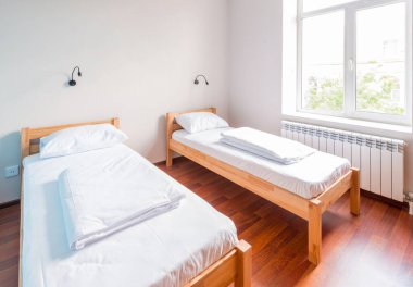 Oteldeki ikiz yatak odası.