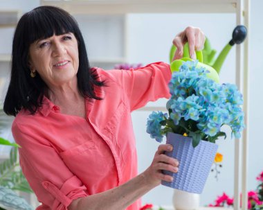 Çiçekçide çalışan kadın çiçekçi