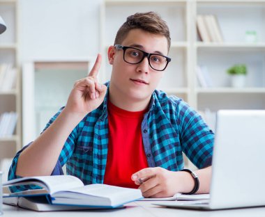 Sınavlara hazırlanan genç kız içeride masa başında ders çalışıyor.