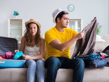 Genç bir aile seyahat için hazırlanıyor.