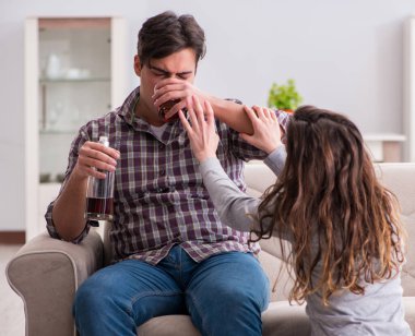 Sarhoş alkoliklerle aile içi şiddet kavramı
