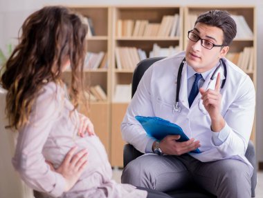 Hamile kadın muayene için doktoru ziyaret ediyor.