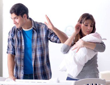 Genç baba bebek ağlamasına dayanamaz.