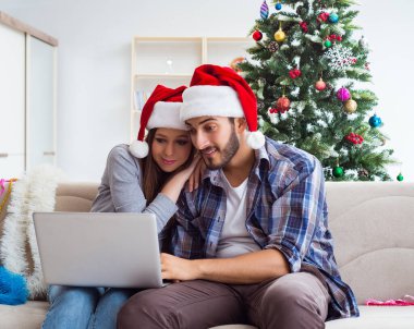 Mutlu çift Noel tatilini kutluyor.