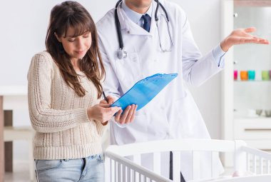 Doktor genç anneye açıklama yapıyor.