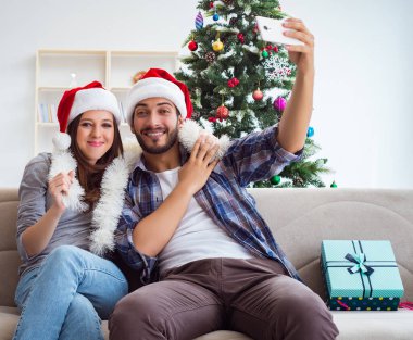 Genç çift Noel 'de selfie çekiyor.