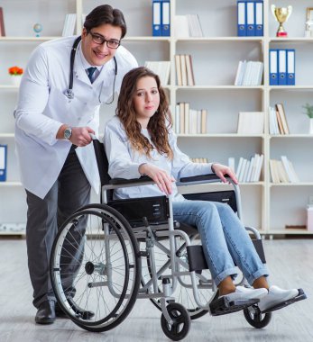 Tekerlekli sandalyedeki hasta düzenli kontrol için doktoru ziyaret ediyor.