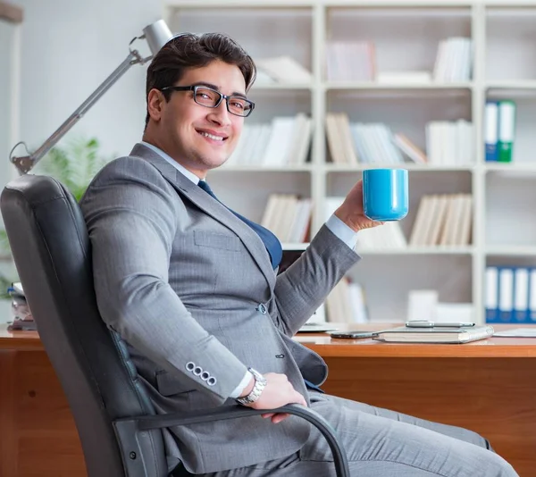 Jovem empresário que trabalha no escritório — Fotografia de Stock