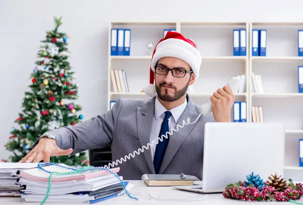 Jovem empresário comemorando o Natal no escritório — Fotografia de Stock